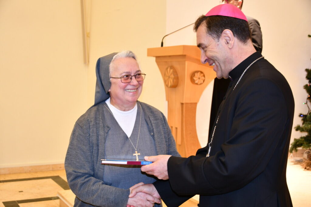 Siostra Zofia Błońska z Księdzem Biskupem