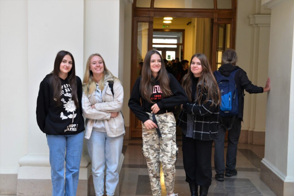 Uczniowie I Liceum w budynku Politechniki Warszawskiej