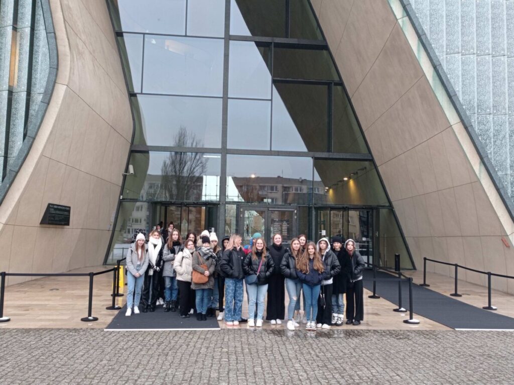 licealiści przed muzeum POLIN